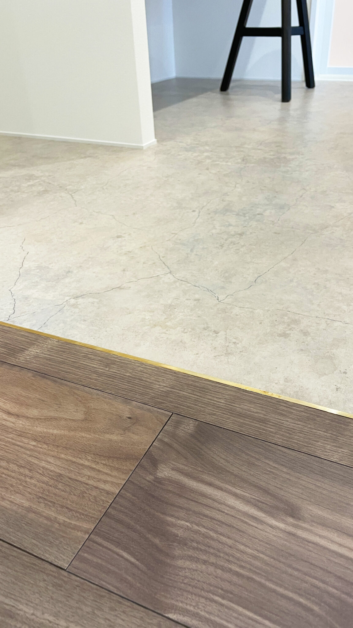 洗面の床とLDKの床の見切りは真鍮を採用