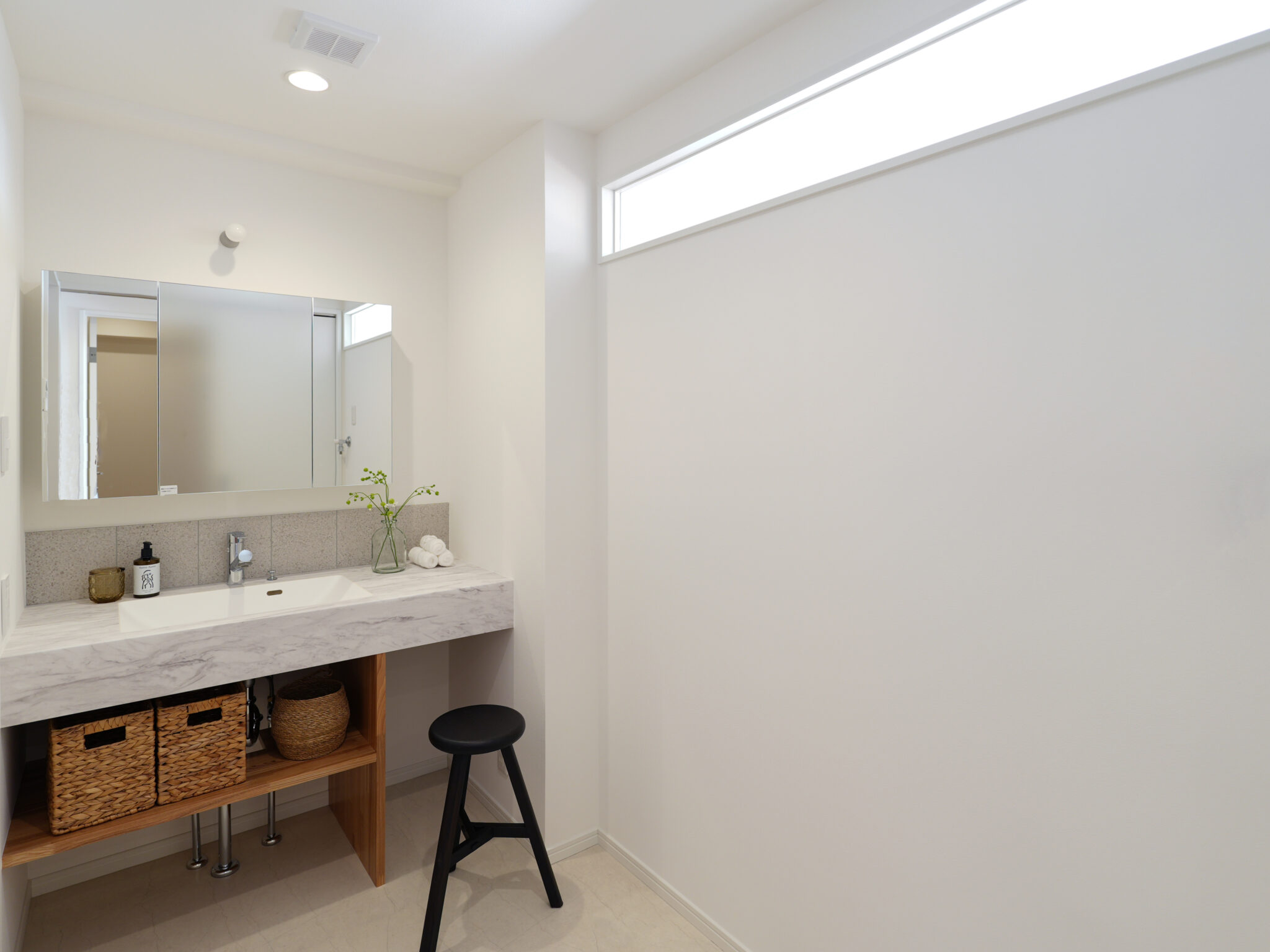 洗面洗濯室には、室内窓から自然光が入るように