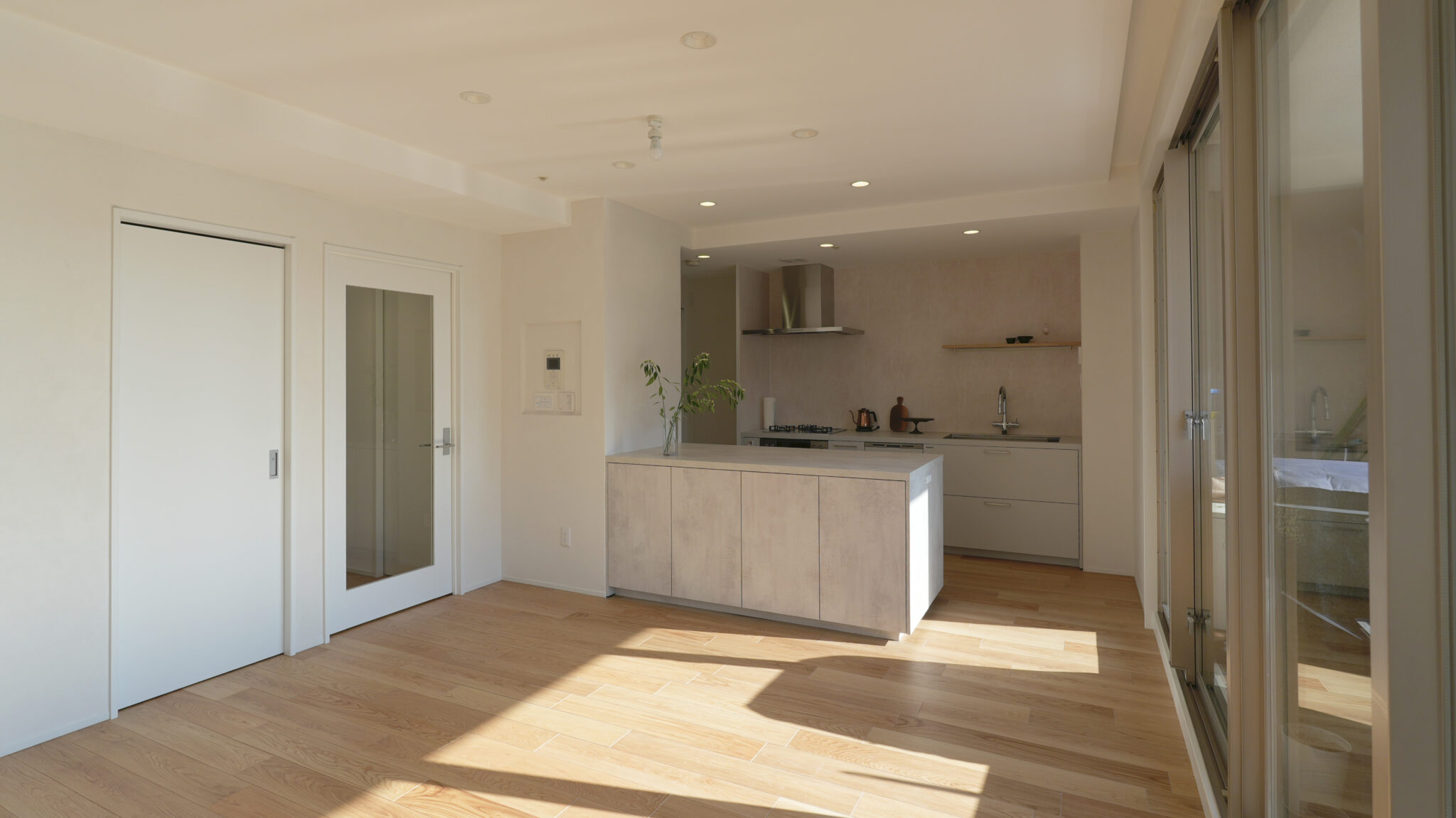 自然素材が息づく、淡色トーンで統一した開放的なリノベーション